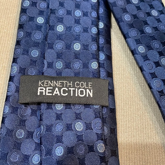 KENNETH COLE REACTION NAVY SILK TIE - Picture 4 of 5